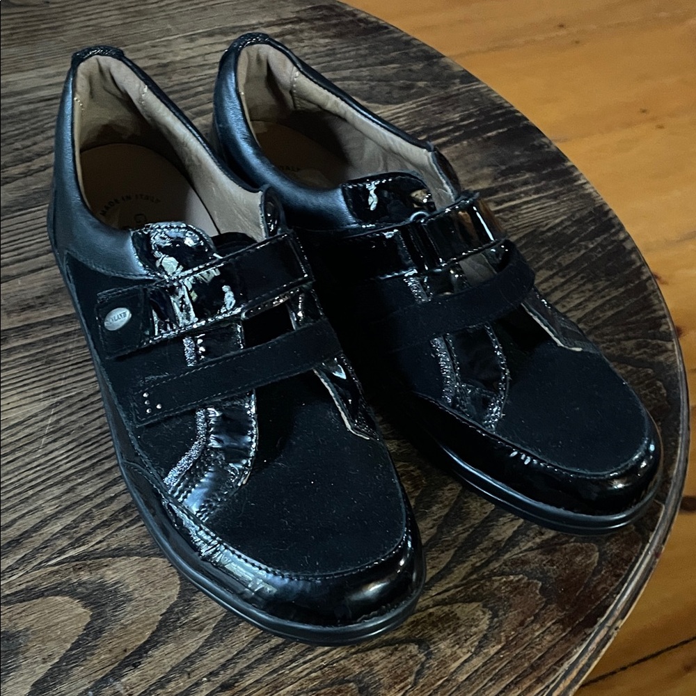 Grunland women’s Black Patent Leather Shoes Italy